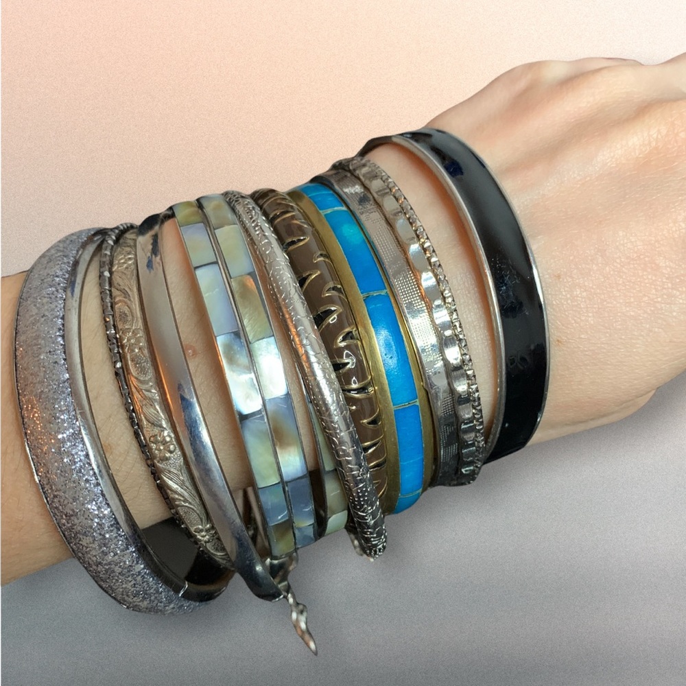 Bundle of 14 beautiful round bracelets✨